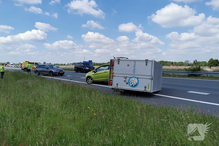 Verkeerd beladen aanhanger flink beschadigd