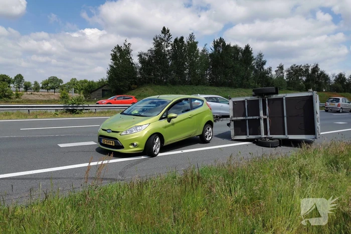 Verkeerd beladen aanhanger flink beschadigd