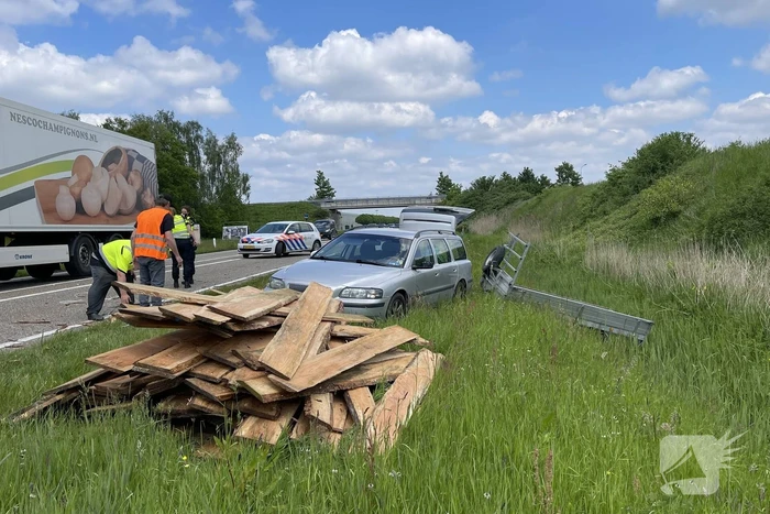 Auto met aanhanger geschaard