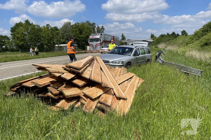 Auto met aanhanger geschaard