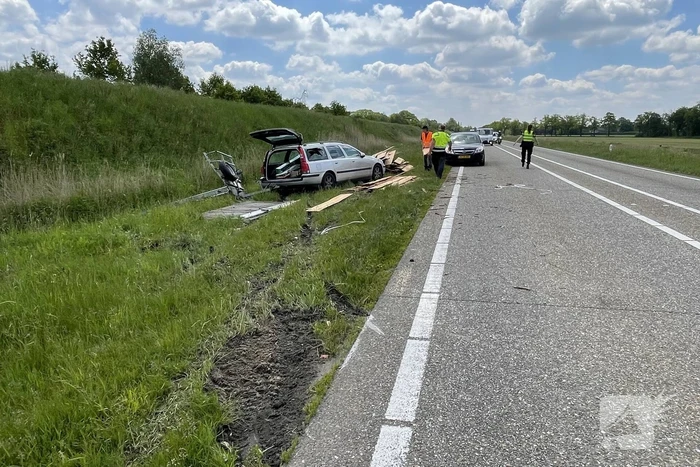 Auto met aanhanger geschaard