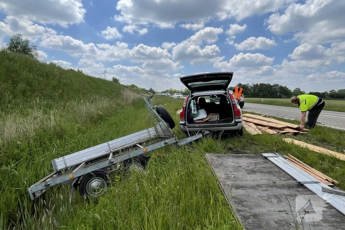Auto met aanhanger geschaard