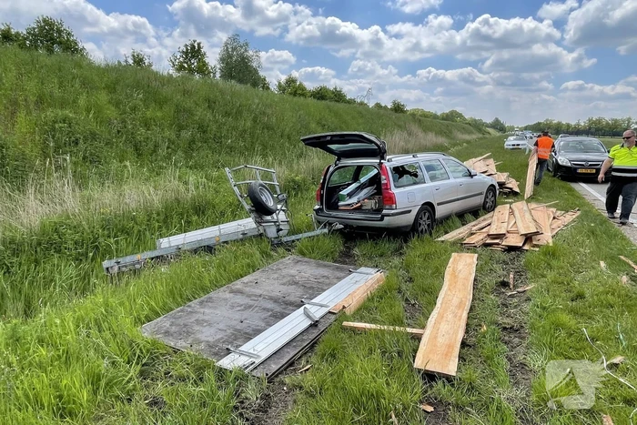 Auto met aanhanger geschaard