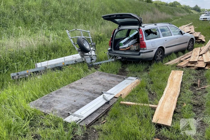 Auto met aanhanger geschaard