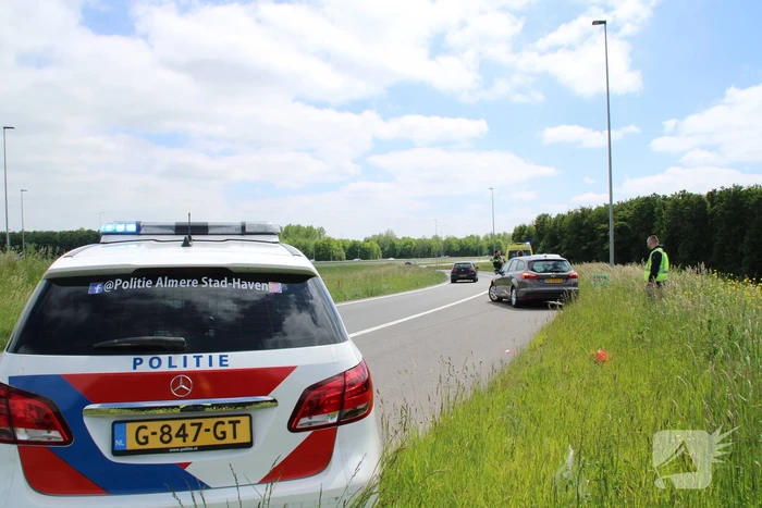 Auto belandt naast oprit van snelweg