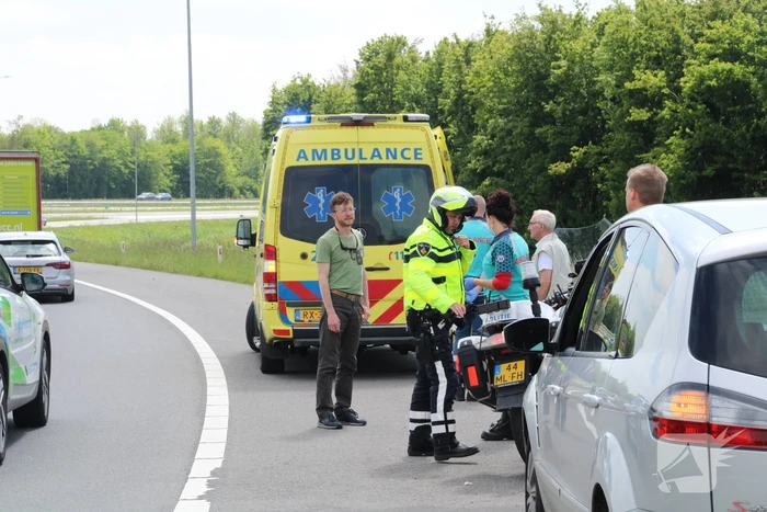 Auto belandt naast oprit van snelweg
