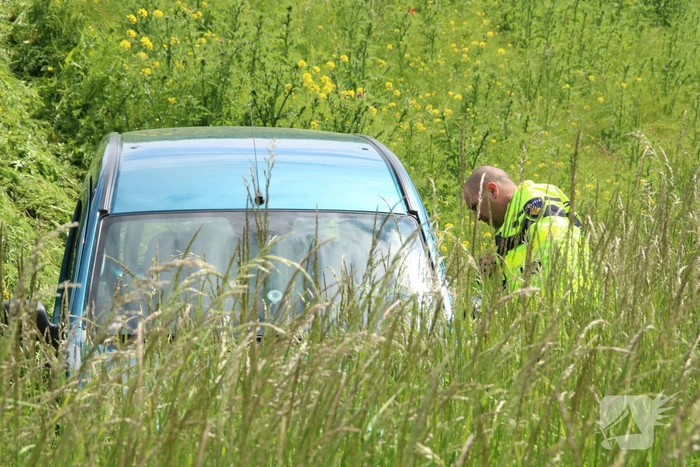 Auto belandt naast oprit van snelweg