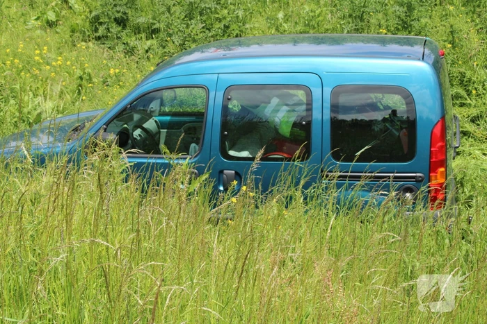 Auto belandt naast oprit van snelweg