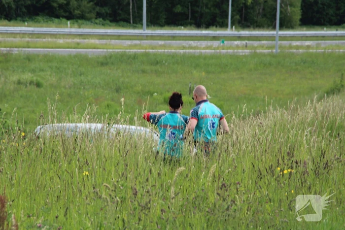 Auto belandt naast oprit van snelweg