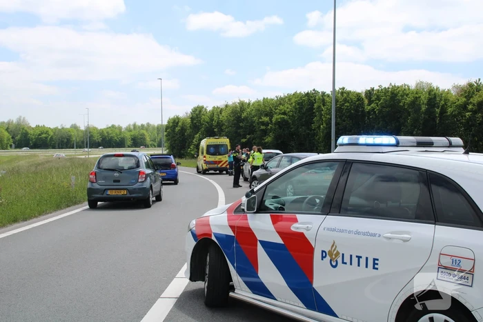 Auto belandt naast oprit van snelweg