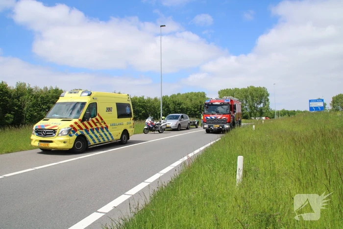 Auto belandt naast oprit van snelweg
