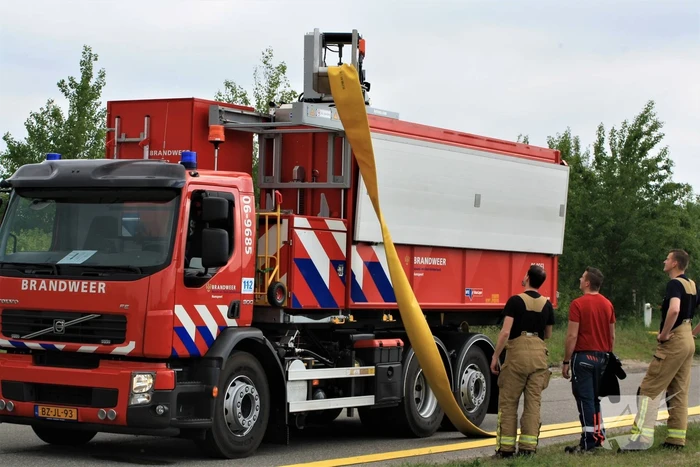 Brandweer oefent met nieuwe slangenwagen