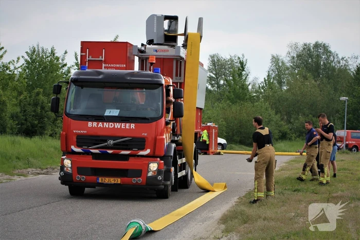 Brandweer oefent met nieuwe slangenwagen