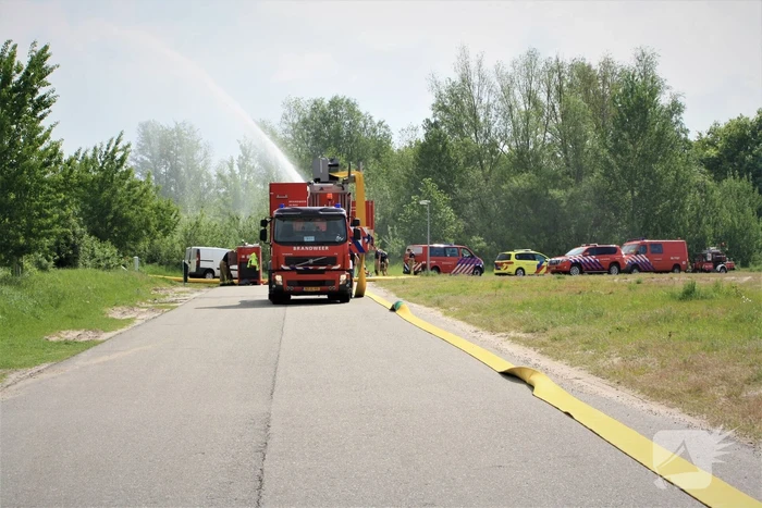 Brandweer oefent met nieuwe slangenwagen