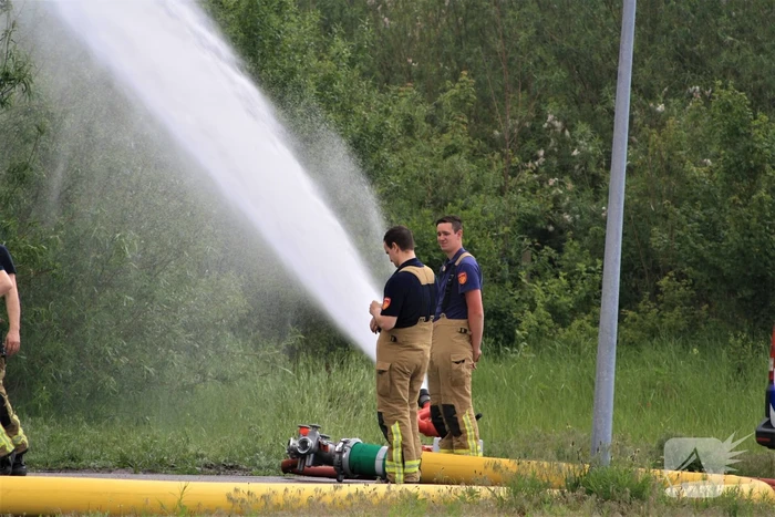 Brandweer oefent met nieuwe slangenwagen