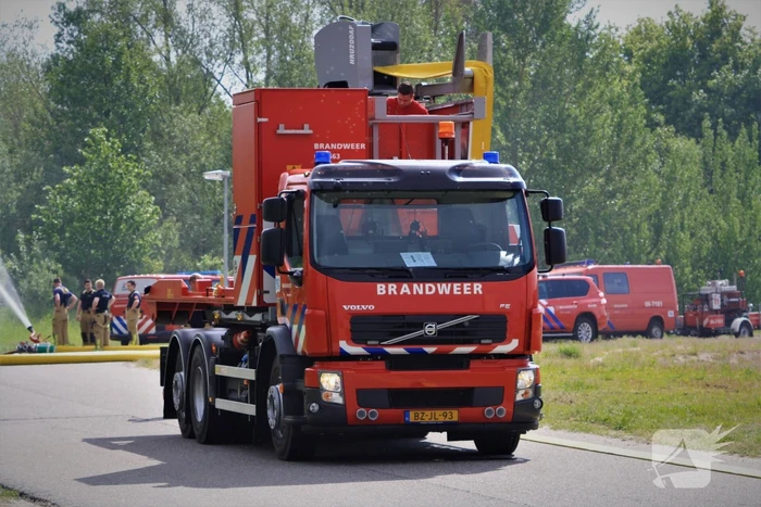 Brandweer oefent met nieuwe slangenwagen