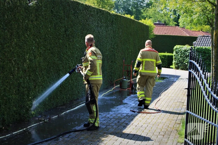 Coniferenhaag in brand door onkruid verbranden