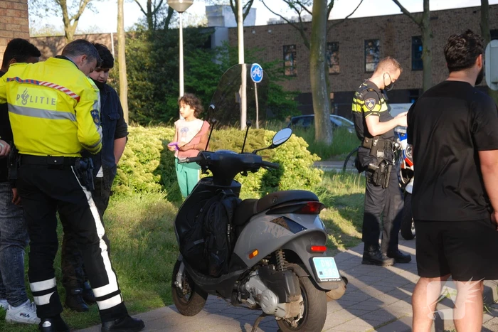 Kindje op fiets aangereden door scooter