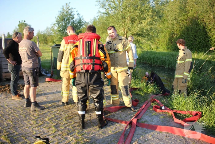 Brandweer redt paard uit de sloot