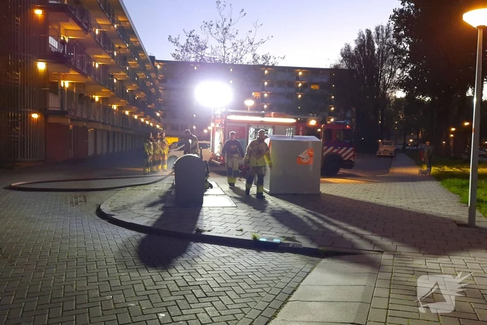 Brandweer blust brand in ondergrondse container