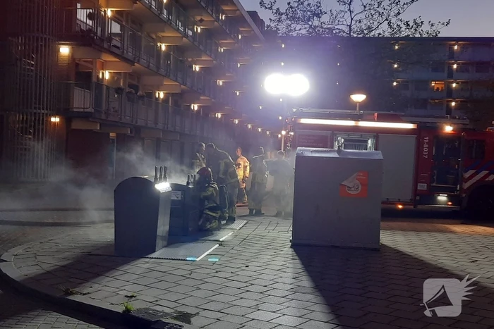 Brandweer blust brand in ondergrondse container