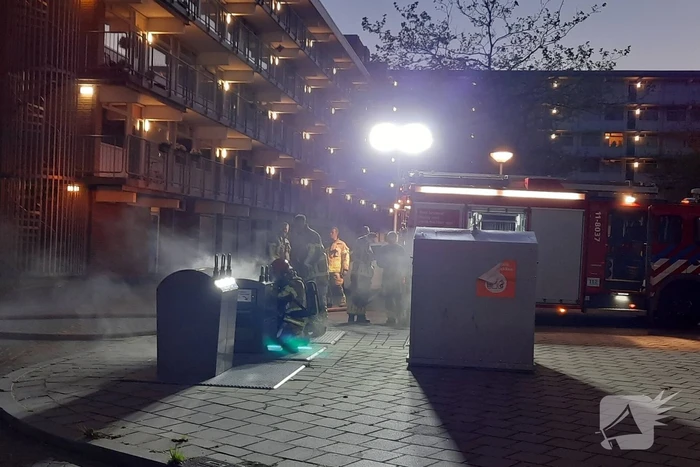 Brandweer blust brand in ondergrondse container