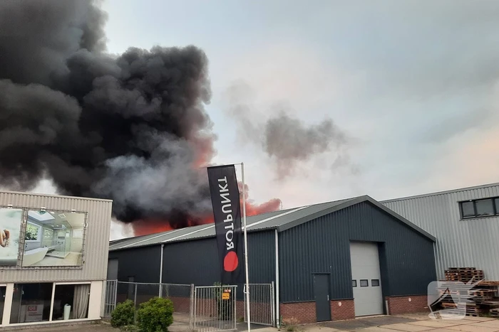 Dikke zwarte rookwolken bij uitslaande brand