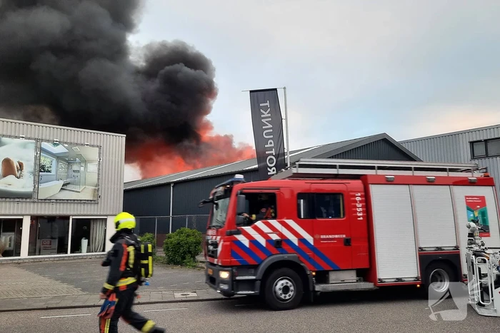 Dikke zwarte rookwolken bij uitslaande brand