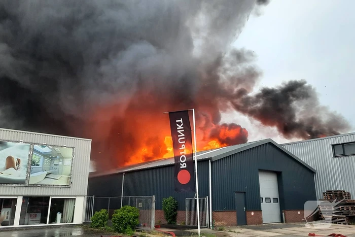 Dikke zwarte rookwolken bij uitslaande brand