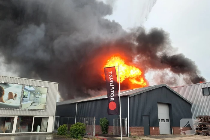 Dikke zwarte rookwolken bij uitslaande brand