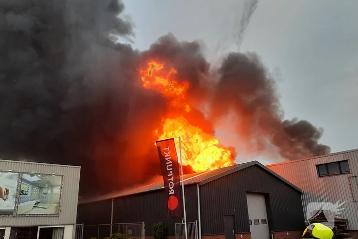 Dikke zwarte rookwolken bij uitslaande brand