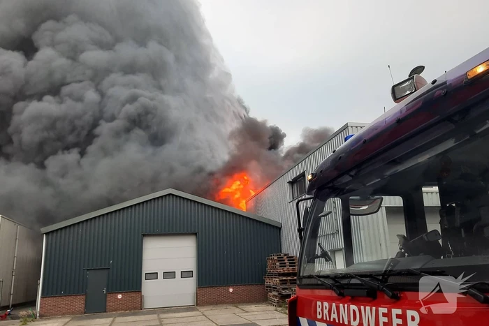 Dikke zwarte rookwolken bij uitslaande brand