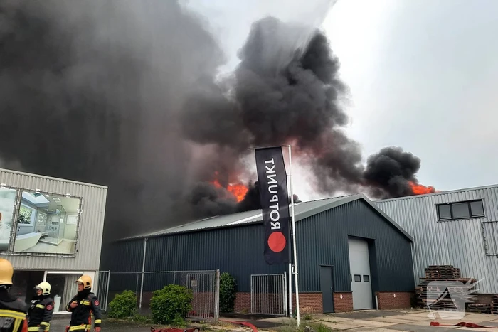 Dikke zwarte rookwolken bij uitslaande brand