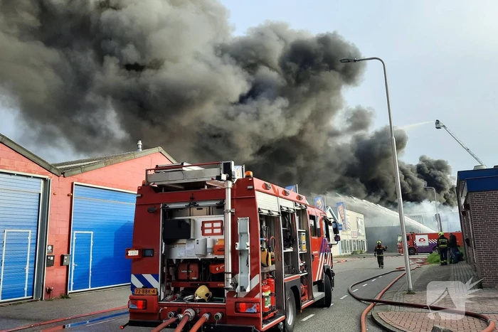 Dikke zwarte rookwolken bij uitslaande brand