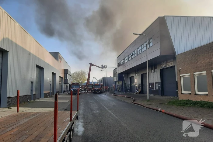Dikke zwarte rookwolken bij uitslaande brand