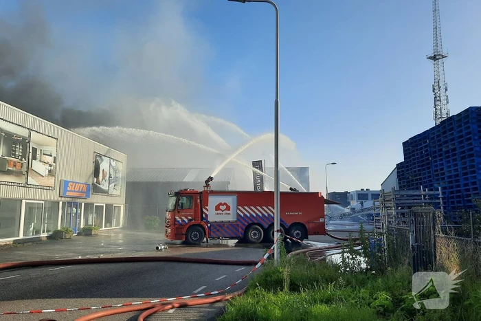 Dikke zwarte rookwolken bij uitslaande brand