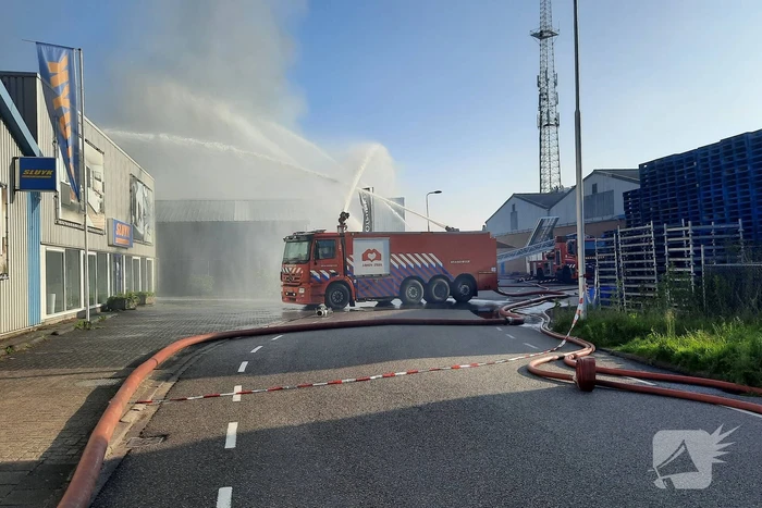 Dikke zwarte rookwolken bij uitslaande brand
