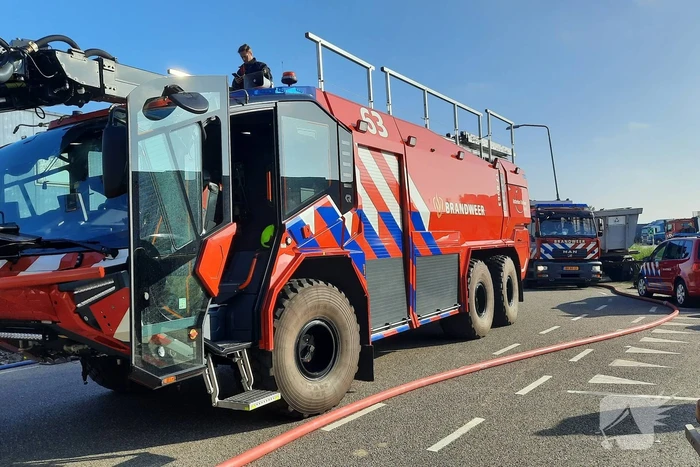 Dikke zwarte rookwolken bij uitslaande brand