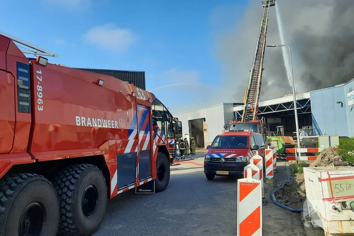 Dikke zwarte rookwolken bij uitslaande brand
