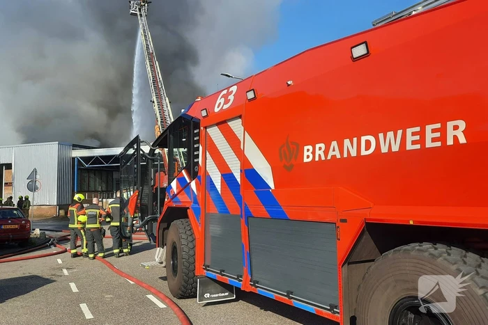 Dikke zwarte rookwolken bij uitslaande brand