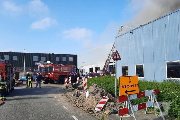 Dikke zwarte rookwolken bij uitslaande brand