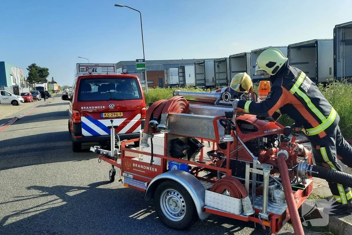 Dikke zwarte rookwolken bij uitslaande brand
