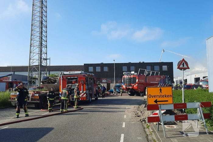 Dikke zwarte rookwolken bij uitslaande brand