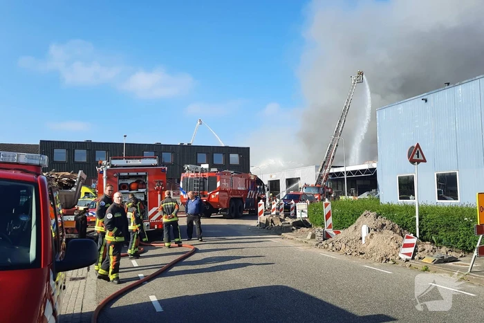 Dikke zwarte rookwolken bij uitslaande brand