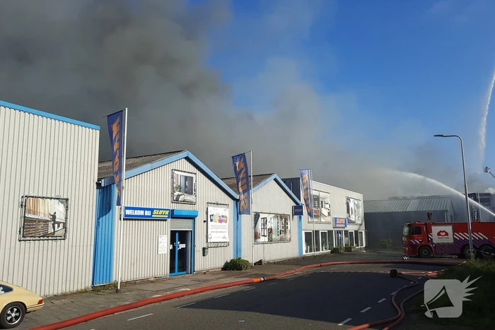 Dikke zwarte rookwolken bij uitslaande brand