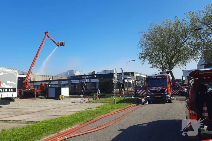 Dikke zwarte rookwolken bij uitslaande brand