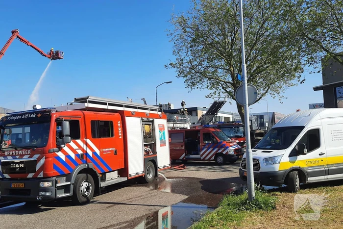 Dikke zwarte rookwolken bij uitslaande brand