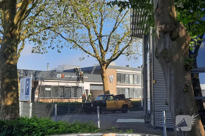 Dikke zwarte rookwolken bij uitslaande brand