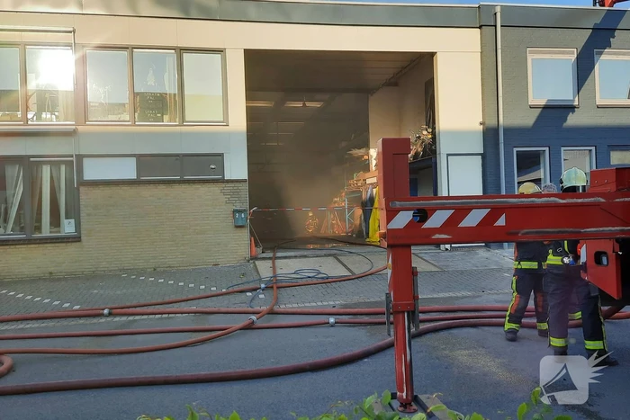 Dikke zwarte rookwolken bij uitslaande brand
