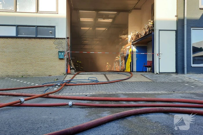 Dikke zwarte rookwolken bij uitslaande brand
